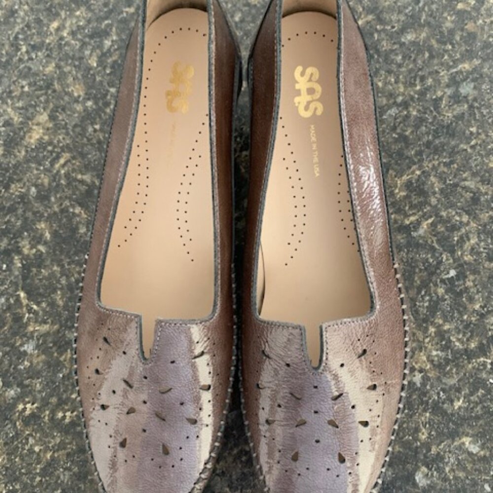 SAS taupe-coloured  patent leather pumps 10N